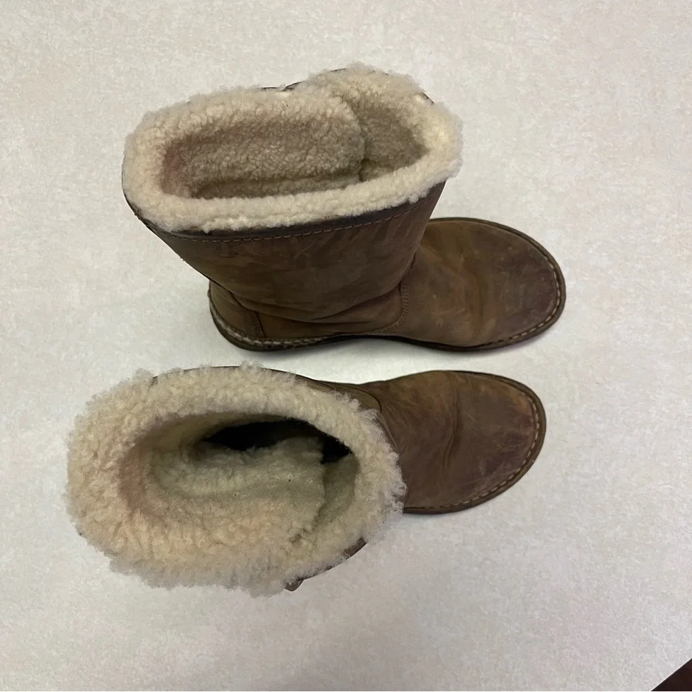 Ugg Kona Boots Chestnut Suede Leather Shearling Sheepskin Lined Toggle size 6